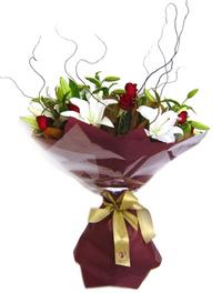  K�z�lay anneler g�n� �i�ek yolla  7 adet kirmizi g�l 2 adet kazablanka buketi
