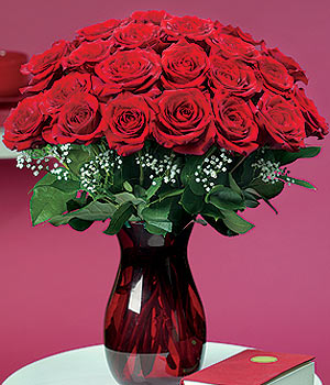  Kızılay çiçek gönderme  11 adet Vazoda Gül sevenler için ideal seçim