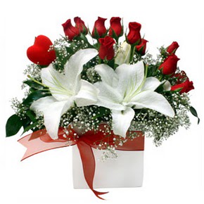  K�z�lay anneler g�n� �i�ek yolla  1 dal kazablanka 11 adet k�rm�z� g�l vazosu