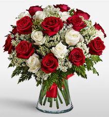 Vazoda 12 k�rm�z� 12 beyaz g�l tanzimi  Ankara K�z�lay �i�ek yolla , �i�ek g�nder , �i�ek�i  