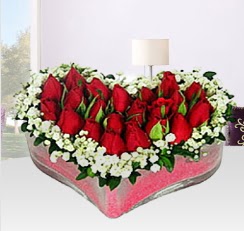 Kalp i�erisinde 10 adet k�rm�z� g�l  K�z�lay �i�ek g�nderme sitemiz g�venlidir 