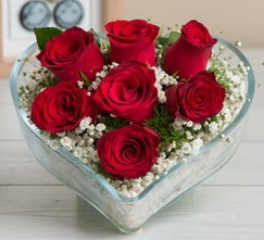 Kalp i�erisinde 7 adet k�rm�z� g�l  K�z�lay �i�ek�iler 