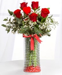 Cam vazoda 5 adet k�rm�z� g�l kalp �ubuk  K�z�lay uluslararas� �i�ek g�nderme 