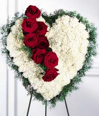  Ankara K�z�lay kaliteli taze ve ucuz �i�ekler  Kalp pano i�erisinde g�ller