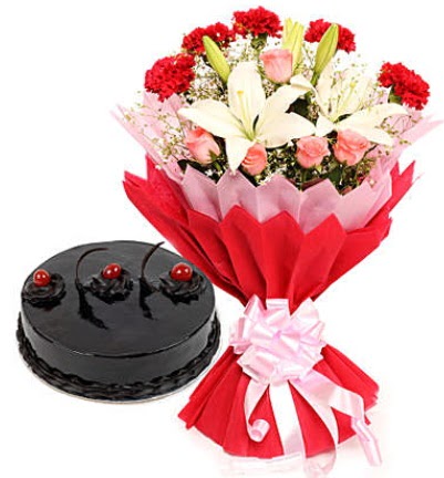 Kar���k mevsim buketi ve 4 ki�ilik ya� pasta  K�z�lay anneler g�n� �i�ek yolla 
