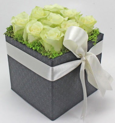 9 adet beyaz gülden özel kutu çiçeği  Ankara Kızılay hediye sevgilime hediye çiçek 
