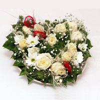  Kızılay çiçek satışı  ince cam içerisinde 13 adet beyaz gül ve kir çiçek