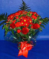  Ankara Kızılay 14 şubat sevgililer günü çiçek  3 adet kirmizi gül ve kir çiçekleri buketi