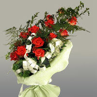  Kızılay uluslararası çiçek gönderme  11 adet kirmizi gül buketi sade haldedir