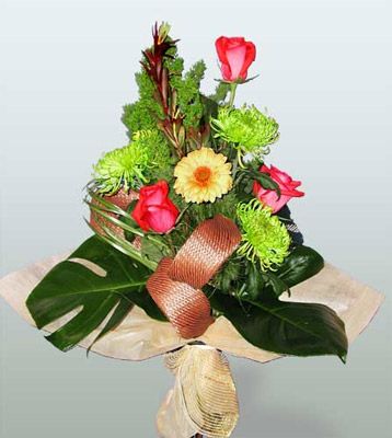  Kızılay uluslararası çiçek gönderme  3 adet gül 4 adet gerbera çiçegi sade buket