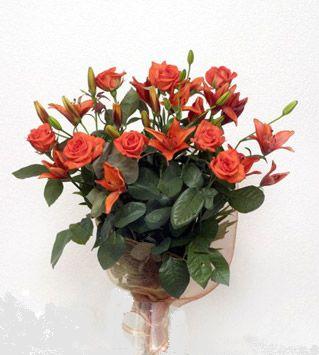 9 adet gül ve 3 adet lilyum çiçegi buketi   Ankara Kızılay yurtiçi ve yurtdışı çiçek siparişi 