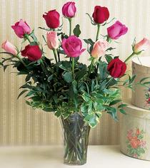  Kızılay çiçek satışı  12 adet karisik renkte gül cam yada mika vazoda