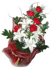  Ankara Kızılay çiçek , çiçekçi , çiçekçilik  5 adet kirmizi gül 1 adet kazablanka çiçegi buketi