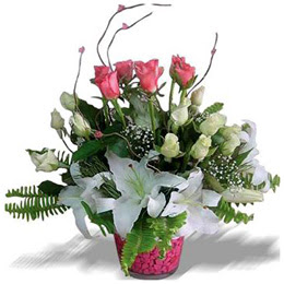  Kızılay online çiçekçi , çiçek siparişi  cam yada mika içerisinde 7 beyaz 6 kirmizi 1 dal kazablanka 