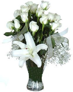 cam içerisinde 11 beyaz gül ve 1 kazablanka  Ankara Kızılay hediye sevgilime hediye çiçek 
