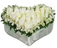  Ankara Kızılay çiçek , çiçekçi , çiçekçilik  9 adet beyaz gül mika kalp içerisindedir