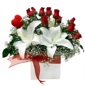 K�z�lay anneler g�n� �i�ek yolla  1 dal kazablanka 11 adet k�rm�z� g�l vazosu