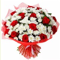 11 adet kırmızı gül ve beyaz kır çiçeği  Kızılay çiçek online çiçek siparişi 