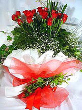  K�z�lay cicek , cicekci  11 adet kirmizi g�l beyaz krepte