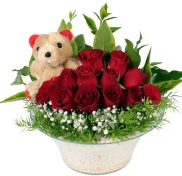 Cam tabakta 7 adet kırmızı gül ve küçük ayı  Kızılay anneler günü çiçek yolla 