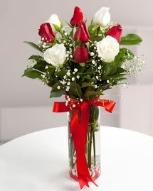 5 kırmızı 4 beyaz gül vazoda  Kızılay online çiçekçi , çiçek siparişi 