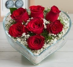 Kalp i�erisinde 7 adet k�rm�z� g�l  K�z�lay �i�ek�iler 