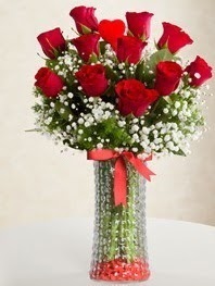 Cam vazoda 11 adet kırmızı gül kalp çubuk  Ankara Kızılay yurtiçi ve yurtdışı çiçek siparişi 