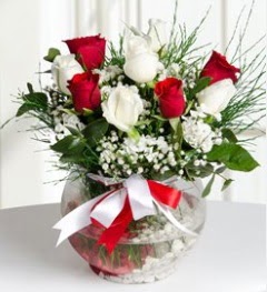 5 adet beyaz 4 adet kırmızı gül vazo tanzimi  Kızılay ucuz çiçek gönder 