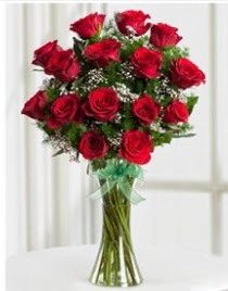Cam vazo içerisinde 11 kırmızı gül vazosu  Kızılay çiçek gönderme sitemiz güvenlidir 