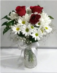 cam vazoda 3 adet kırmızı gül ve papatyalar  Kızılay çiçek online çiçek siparişi 