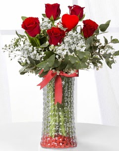 5 adet k�rm�z� g�l kalp �ubuk cam vazoda  K�z�lay �i�ek�iler 