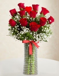 11 Adet kırmızı gül 1 adet kalp çubuk vazoda  Kızılay anneler günü çiçek yolla 