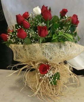 Kız isteme çiçeği 20 kırmızı 1 beyaz  Ankara Kızılay hediye sevgilime hediye çiçek 