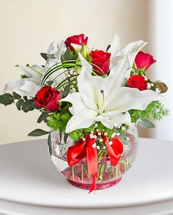 Fanus Vazoda 2 Lilyum ve 5 Gül Dansı  Kızılay çiçek siparişi vermek 