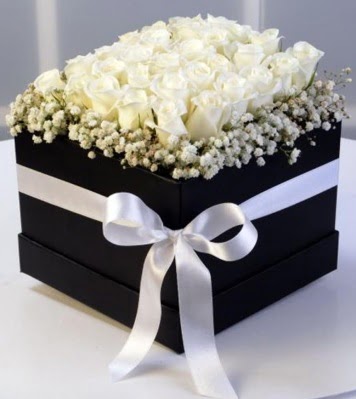 Kare kutuda 19 adet beyaz gül  Ankara Kızılay yurtiçi ve yurtdışı çiçek siparişi 