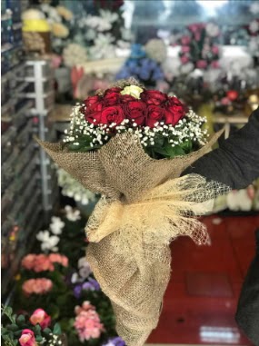 12 adet k�rm�z� 1 adet beyaz g�l buketi  Ankara K�z�lay 14 �ubat sevgililer g�n� �i�ek 